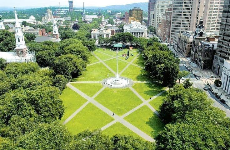 Сквер New Haven Green в Нью-Хейвене, штат Коннектикут