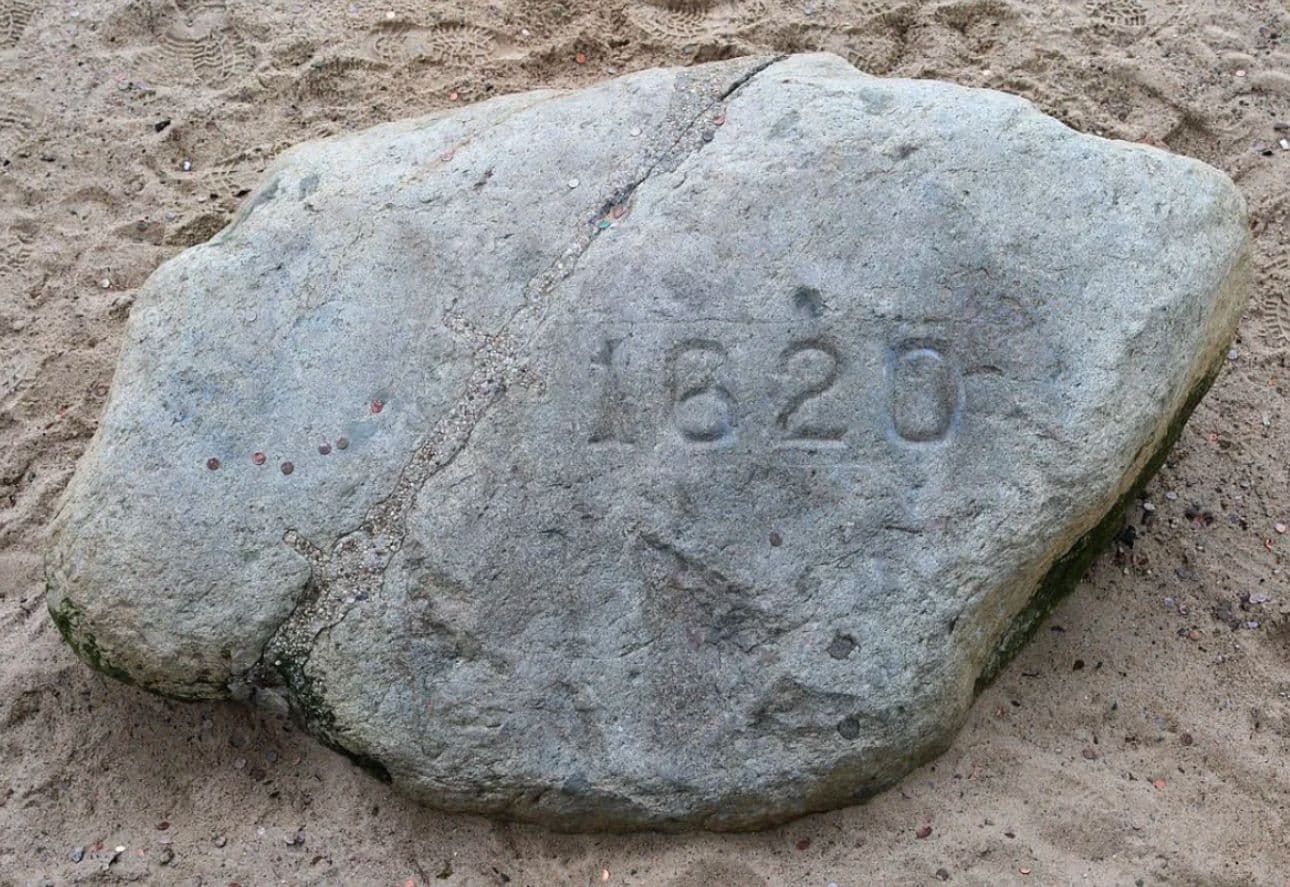 Плимутский камень 1620 года в Плимуте