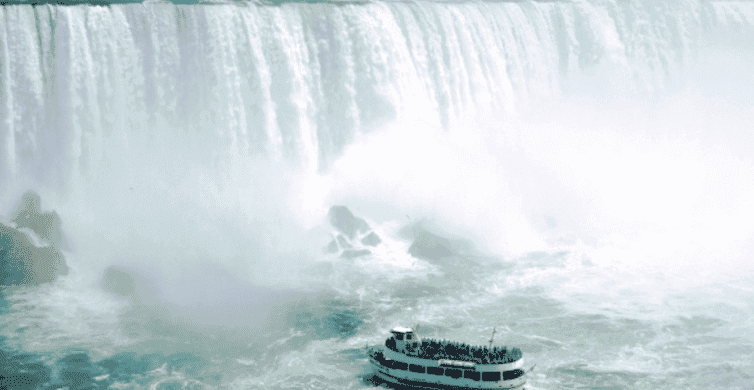 Прогулка на корабле Maid of the Mist к Ниагарскому водопаду, день 2 тура по Востоку США