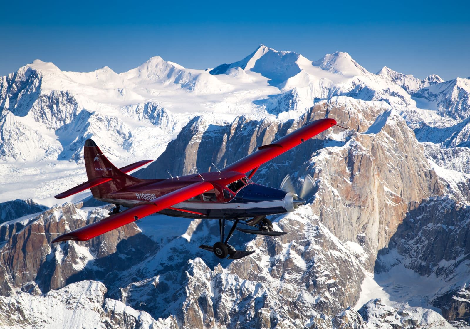 Самолет Talkeetna Air Taxi во время полета к горе Денали